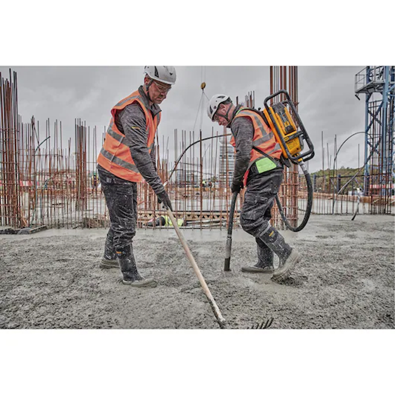 Vibrator de beton tip rucsac PowerPack, acumulator 55V, 540Wh, 10Ah si incarcator, Dewalt PowerShift, tip DCPS310