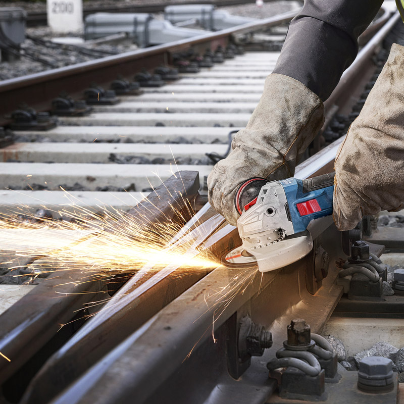 Set 2 scule compatibile cu acumulatorii de 18V: GSR 18V-65, GWS 18V-11, disc de tăiere, set biti, SOLO, cutie L-Case