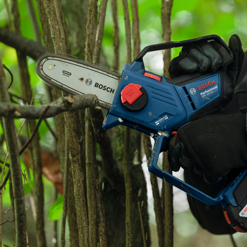 Electroferastrau de taiat crengi, cu lant si acumulatori 18V Li-Ion, Bosch tip GKE 18V-15, SOLO