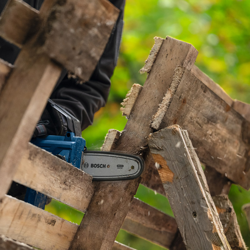 Electroferastrau de taiat crengi, cu lant si acumulatori 18V Li-Ion, Bosch tip GKE 18V-15, SOLO