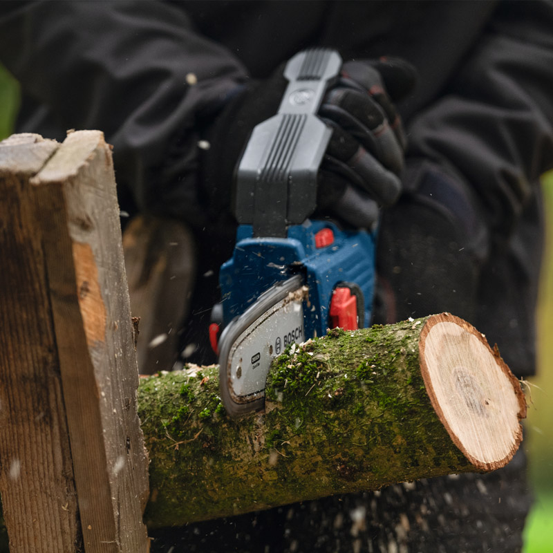 Electroferastrau de taiat crengi, cu lant si acumulatori 18V Li-Ion, Bosch tip GKE 18V-15, SOLO