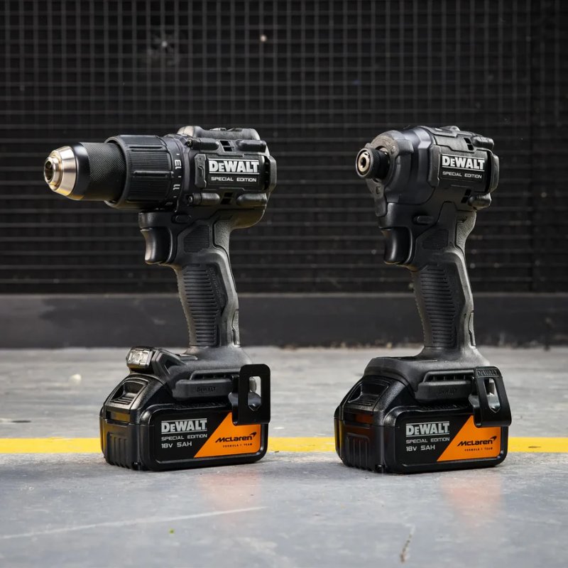 Set 2 scule Dewalt McLaren F1 Team: DCD86MP, DCF86MP, 2 x acumulatori 5 Ah, incarcator, TSTAK KITBOX