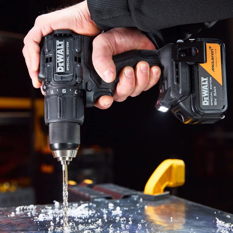 Masina de gaurit/insurubat cu percutie, 18V, 2 x 5.0Ah Li-Ion, 90 Nm, Dewalt McLaren F1 Team tip DCD86MP2KT-QW, accesorii