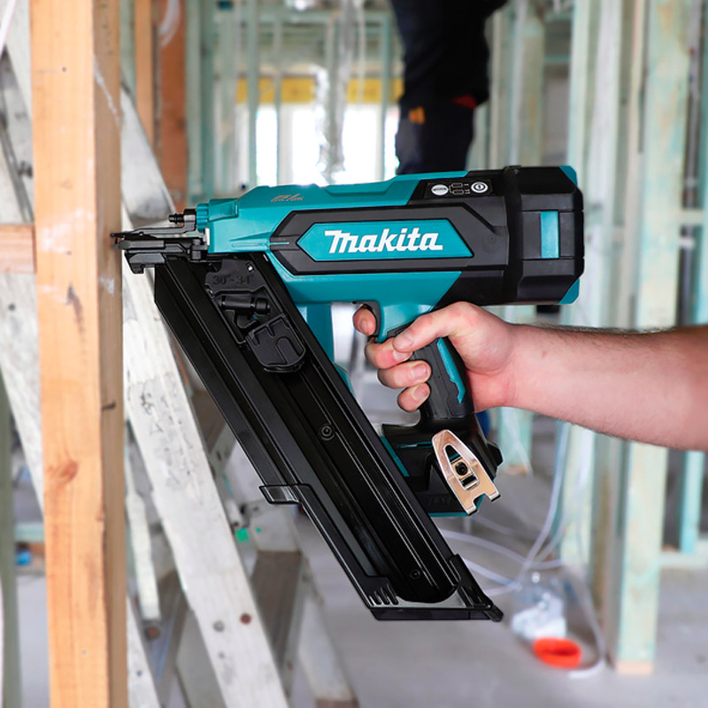 Pistol cu acumulatori 18V Li-Ion LXT pentru batut cuie MAKITA  tip DBN900ZK, SOLO, 50 - 90 mm, unghi 30 - 34°