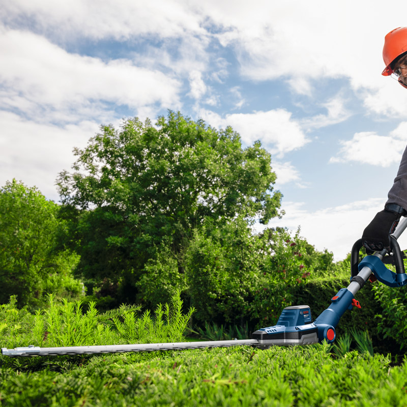 Foarfeca telescopica de taiat gard viu cu acumulator 18V Li-Ion BOSCH tip GHE 18V-50 FP, lama 50 cm