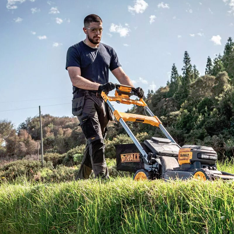 Masina de tuns iarba DeWalt cu 2 acumulatori 54V XR Flexvolt Li-Ion, 53 cm, DeWalt, tip DCMWSP660N-XJ, SOLO